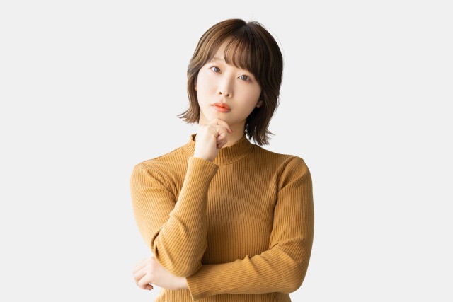 悩む女性