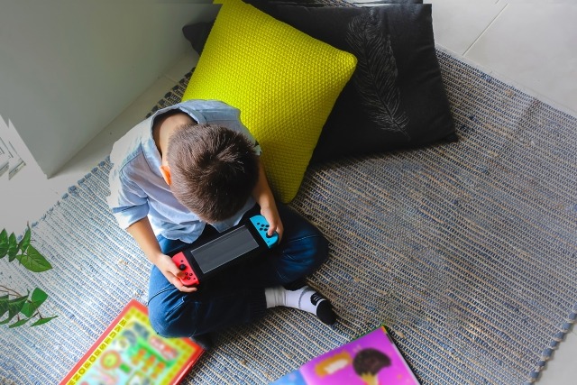 ゲームをする子ども